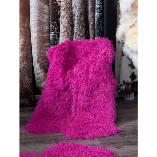 Vibrant hot pink Angus Oliver sheepskin rug, 64x39 fluffy fuchsia fibers