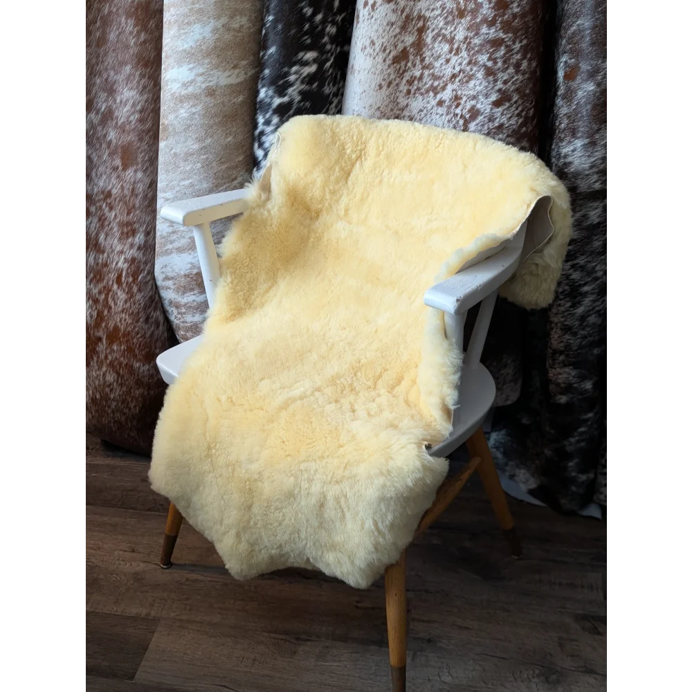 Cozy 43.5x28in British medical sheepskin rug in cream shearling wool