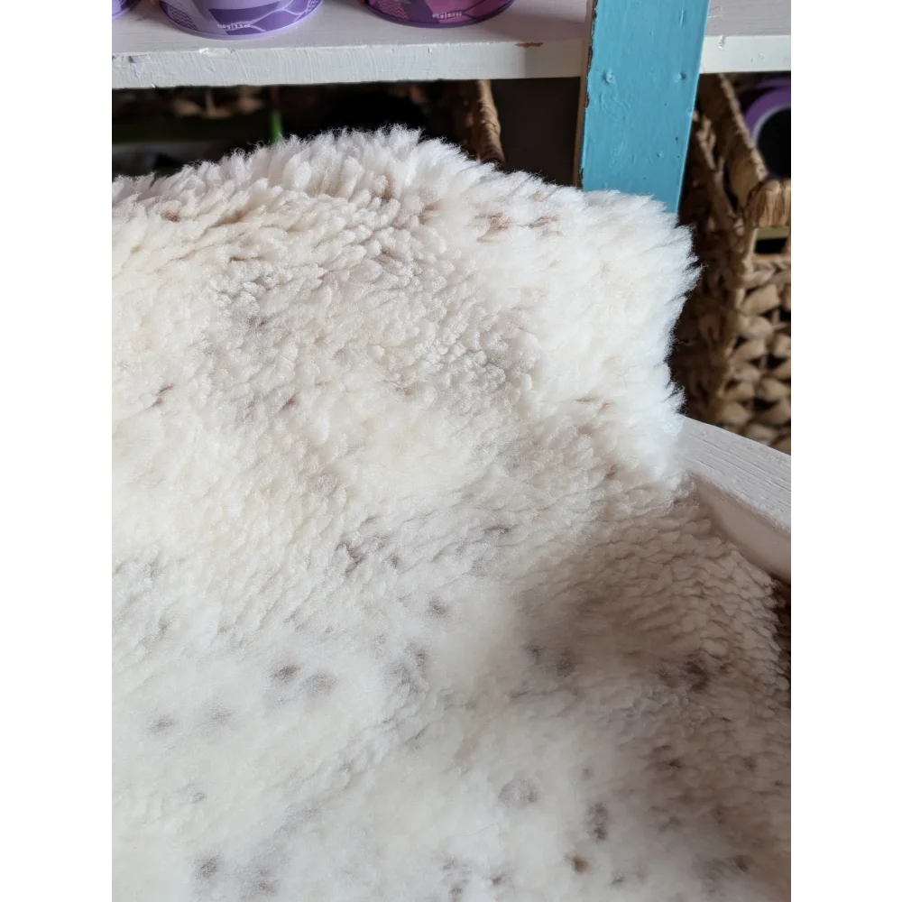 White fluffy tibet highland spotted sheepskin grade a- blanket with soft textured surface for cozy use