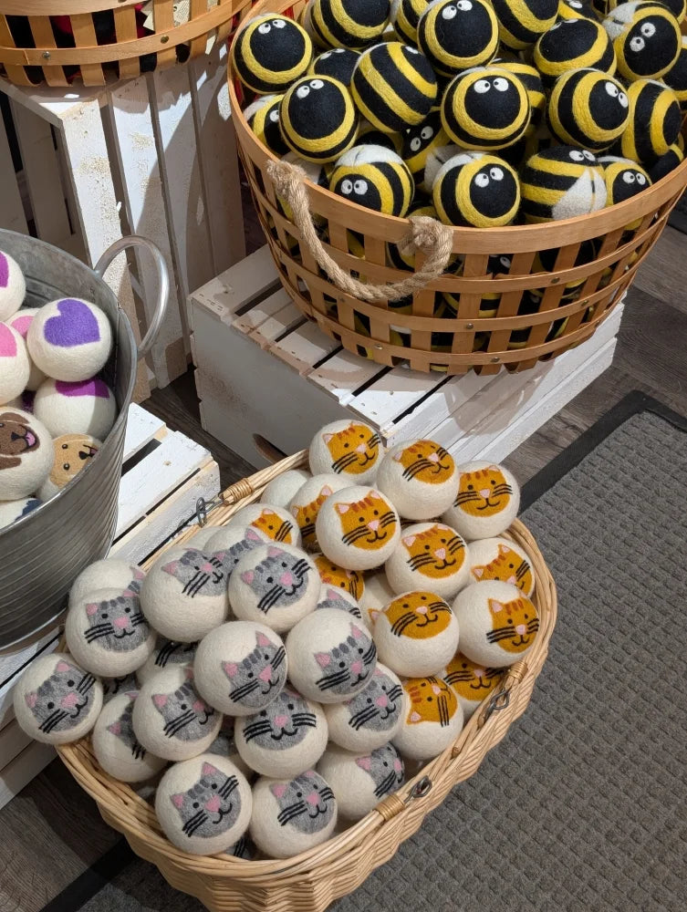 Fabulous cat design white bath bombs with yellow black accents dry clothes faster
