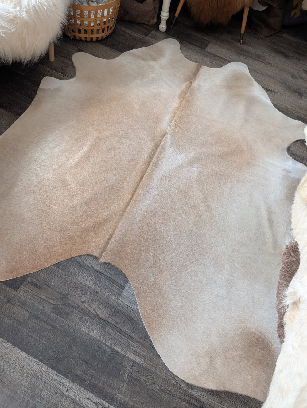 ASM#128❤️83" x 77" Lovely Large Cowhide Rug (tapis en peau de vache)