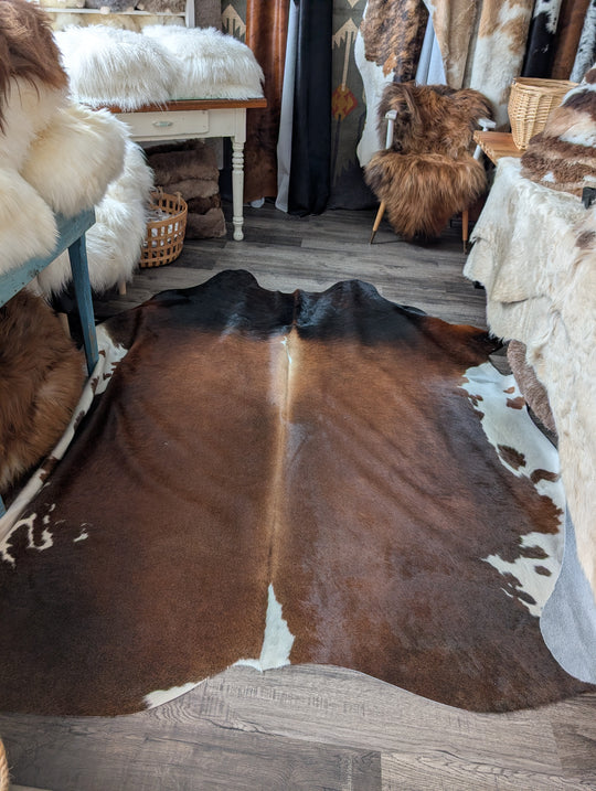ASM#128❤️83" x 77" Lovely Large Cowhide Rug (tapis en peau de vache)