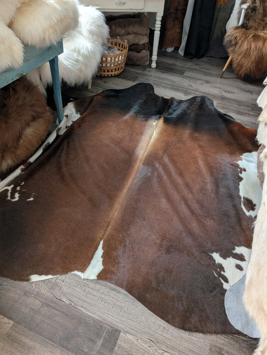 ASM#128❤️83" x 77" Lovely Large Cowhide Rug (tapis en peau de vache)