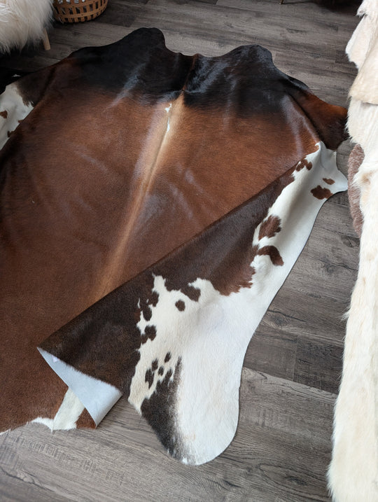 ASM#128❤️83" x 77" Lovely Large Cowhide Rug (tapis en peau de vache)