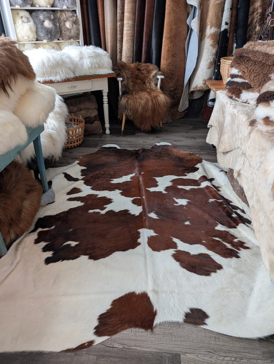 ASM#128❤️83" x 77" Lovely Large Cowhide Rug (tapis en peau de vache)