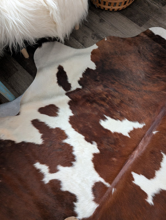 ASM#128❤️83" x 77" Lovely Large Cowhide Rug (tapis en peau de vache)