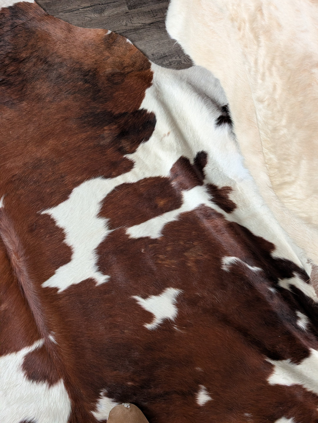 ASM#128❤️83" x 77" Lovely Large Cowhide Rug (tapis en peau de vache)