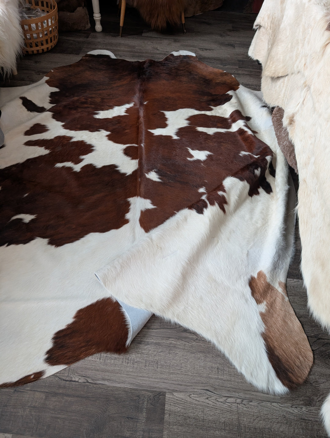 ASM#128❤️83" x 77" Lovely Large Cowhide Rug (tapis en peau de vache)