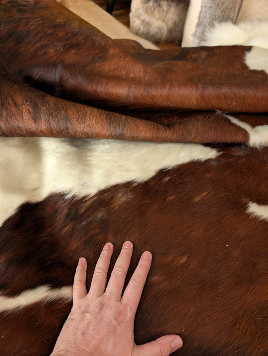 ASM#128❤️83" x 77" Lovely Large Cowhide Rug (tapis en peau de vache)