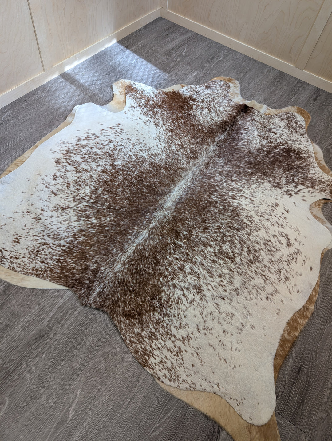 ASM#128❤️83" x 77" Lovely Large Cowhide Rug (tapis en peau de vache)