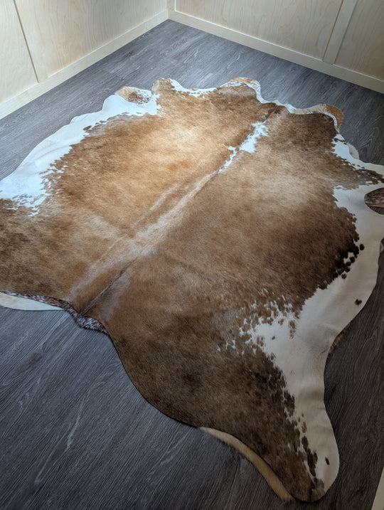 ASM#128❤️83" x 77" Lovely Large Cowhide Rug (tapis en peau de vache)