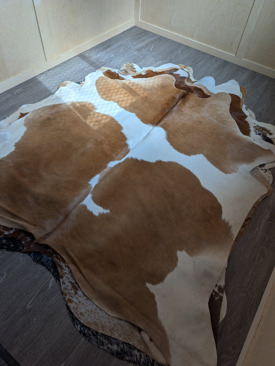 ASM#128❤️83" x 77" Lovely Large Cowhide Rug (tapis en peau de vache)