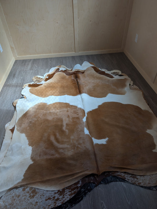 ASM#128❤️83" x 77" Lovely Large Cowhide Rug (tapis en peau de vache)