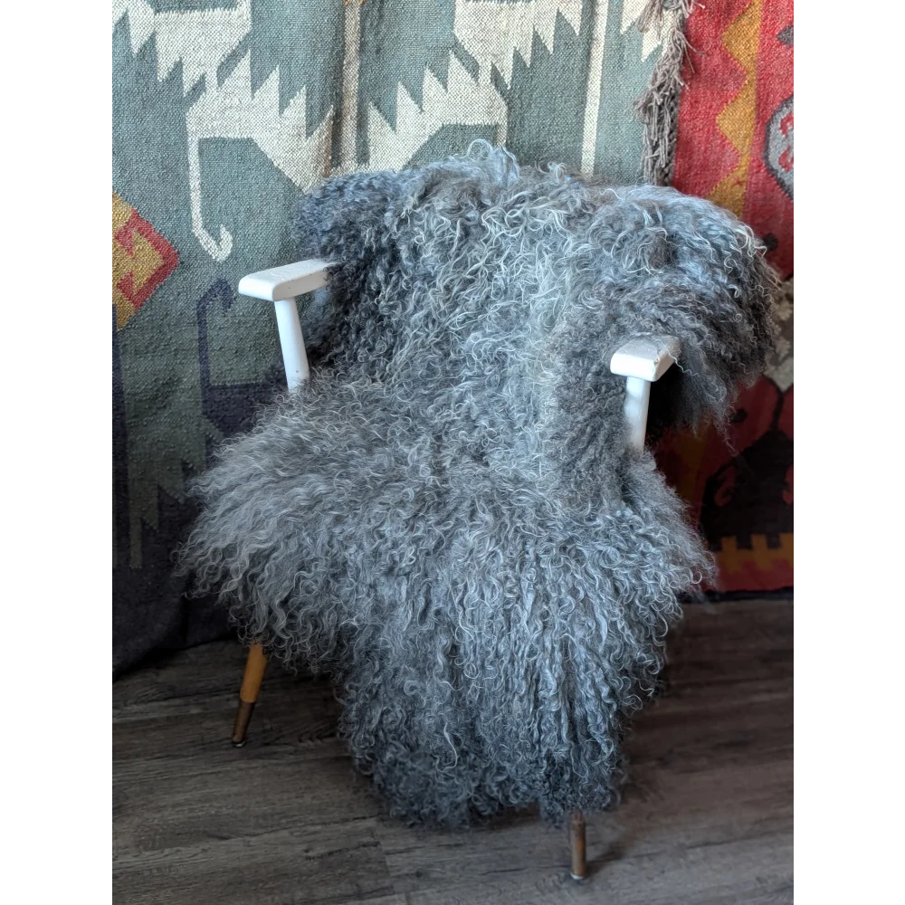 Cozy 55x34 Gotland sheepskin blanket on white chair