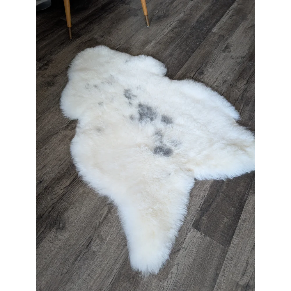 Soft Icelandic sheepskin rug AN53 49x33in on dark wood floor