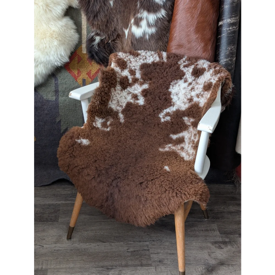 Fluffy cloud sheepskin throw CSA6 37x25 on white chair