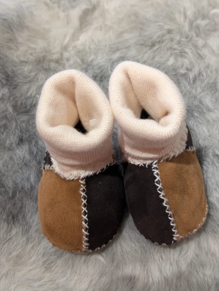 Fabulous sheepskin baby booties with two-tone suede and stretchy fabric cuffs