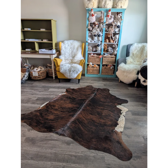 Brown and white large cowhide rug es01 with natural irregular edges perfect for beautiful rugs and decor