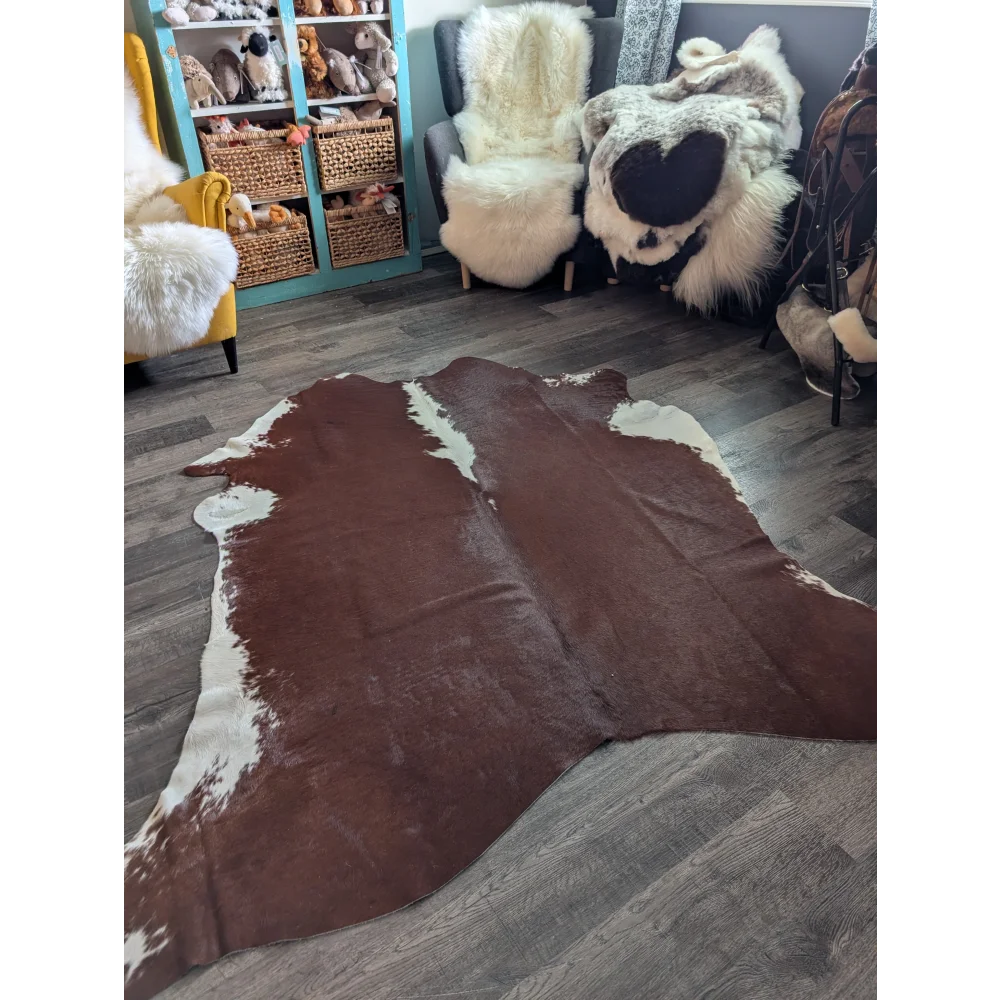 Es02 large cowhide rug with brown and white natural irregular patterns perfect for beautiful rugs collection