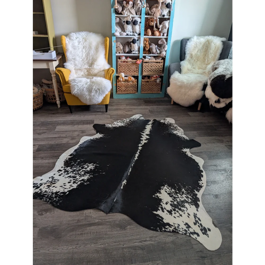 Es03 large cowhide rug in black and white with natural irregular patterns perfect for beautiful rugs collection