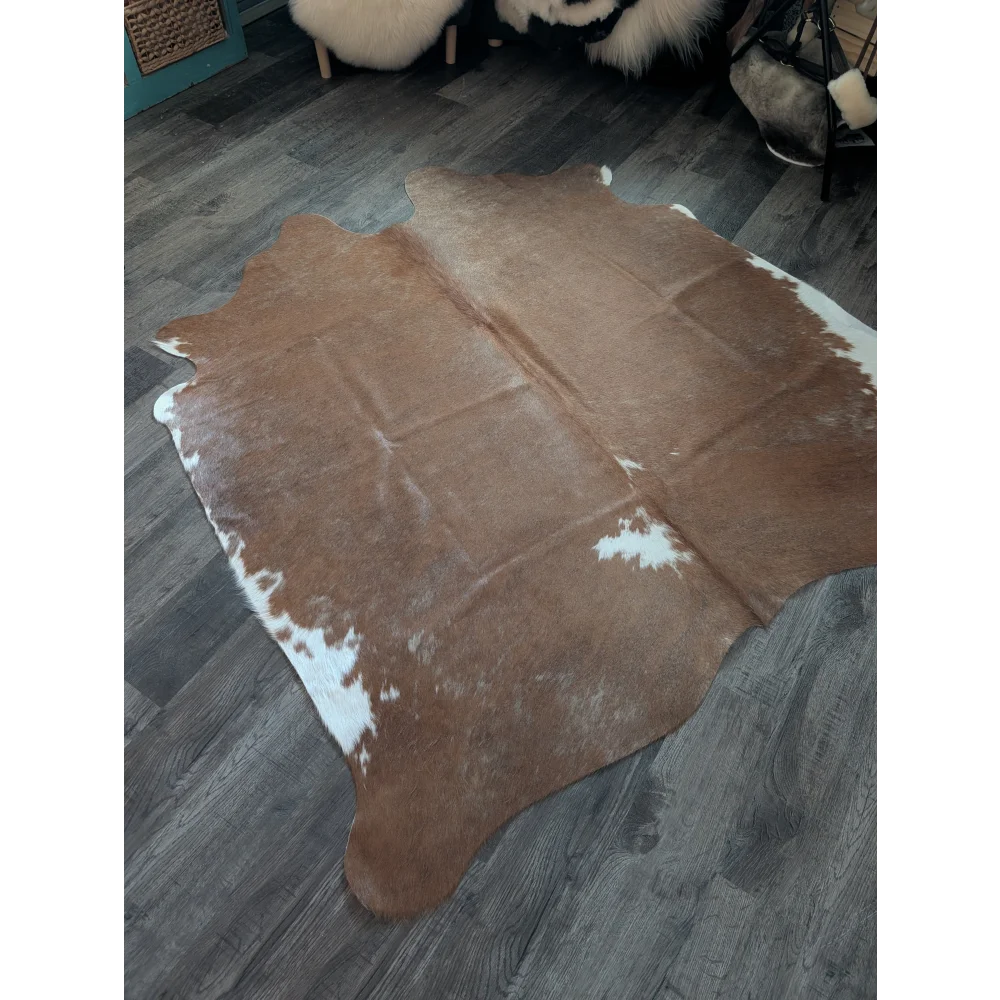 Large brown and white cowhide rug es21 with natural irregular edges perfect for beautiful rugs and home decor