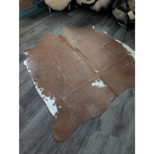 Large brown and white cowhide rug es21 with natural irregular edges perfect for beautiful rugs and home decor