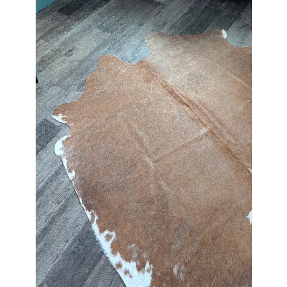 Large brown and white cowhide rug es21 with natural irregular edges perfect for beautiful rugs and decor