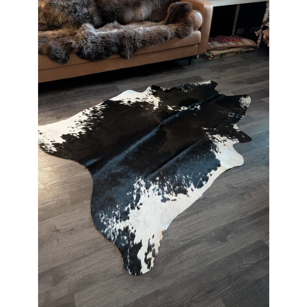 Large cowhide rug es702 with black and white natural irregular patterns perfect for beautiful rugs displays