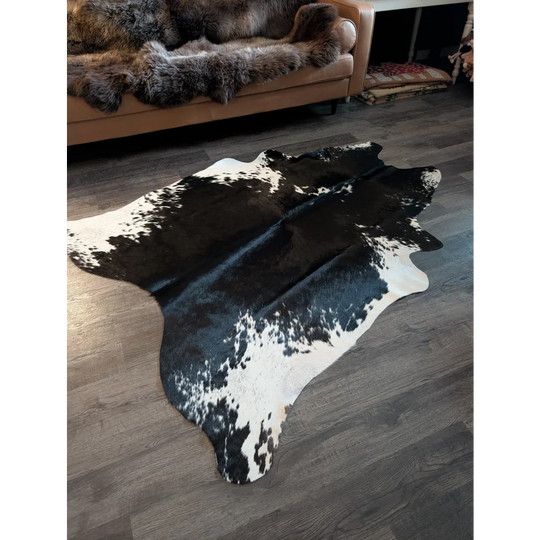 Large cowhide rug es702 with black and white natural irregular patterns perfect for beautiful rugs displays