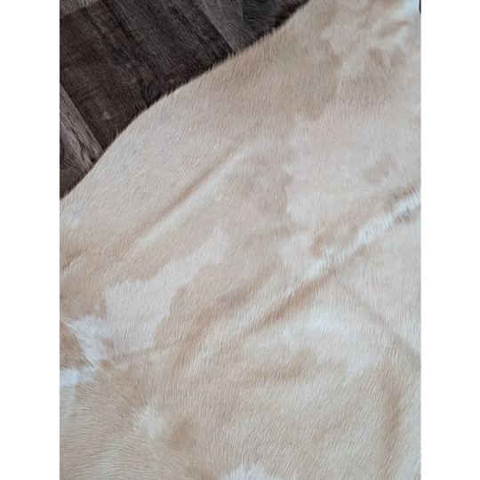 Beige and white large cowhide rug es703 with a natural textured surface perfect for beautiful rugs lovers