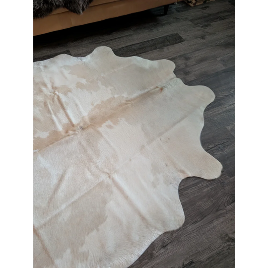Large natural white and beige cowhide rug es703 with soft textured surface perfect for beautiful rugs lovers