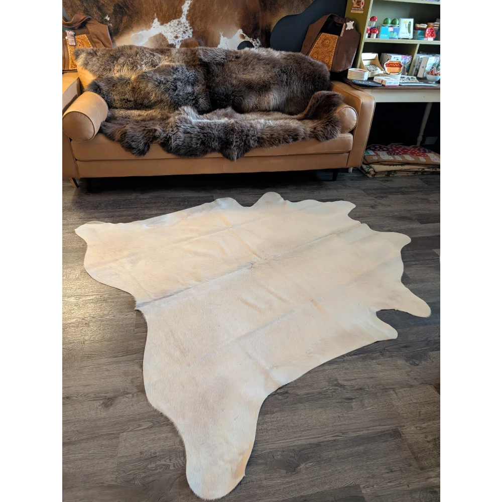 Large cream-colored cowhide rug es707 with natural edges and soft texture perfect for beautiful rugs collection