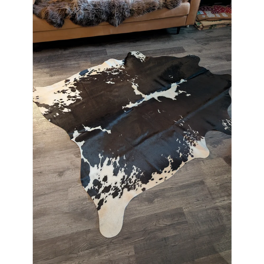 Large cowhide rug es711 with black and white fur and natural dark brown and cream patches for beautiful rugs