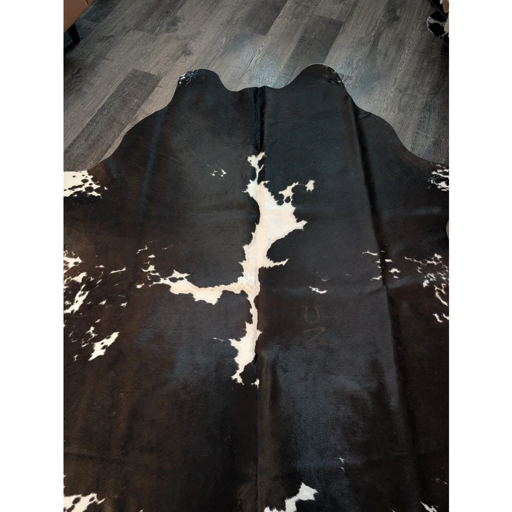 Large cowhide rug es711 with black and white natural irregular cream patches perfect for beautiful rugs