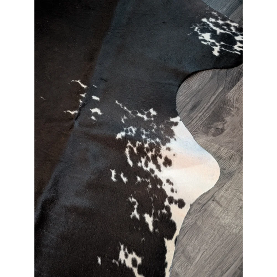 Large cowhide rug es711 with beautiful black and white natural irregular patches perfect for stylish floors