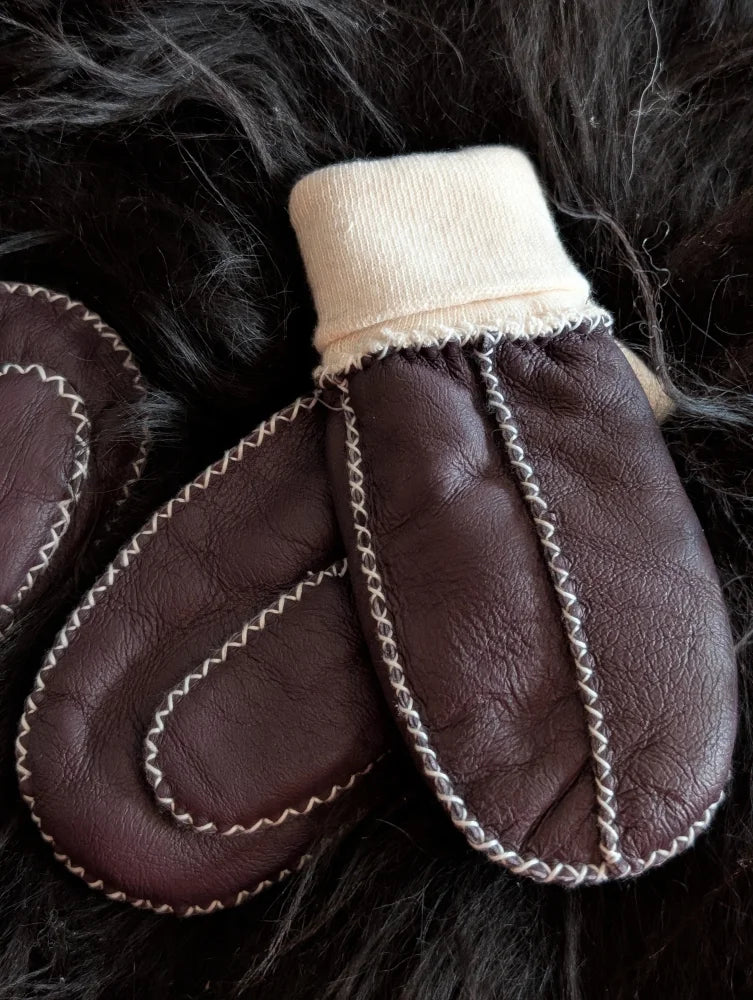 Fabulous sheepskin kids mittens in brown leather with white stitching