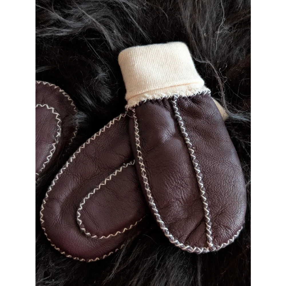 Fabulous sheepskin kids mittens in brown leather with white stitching