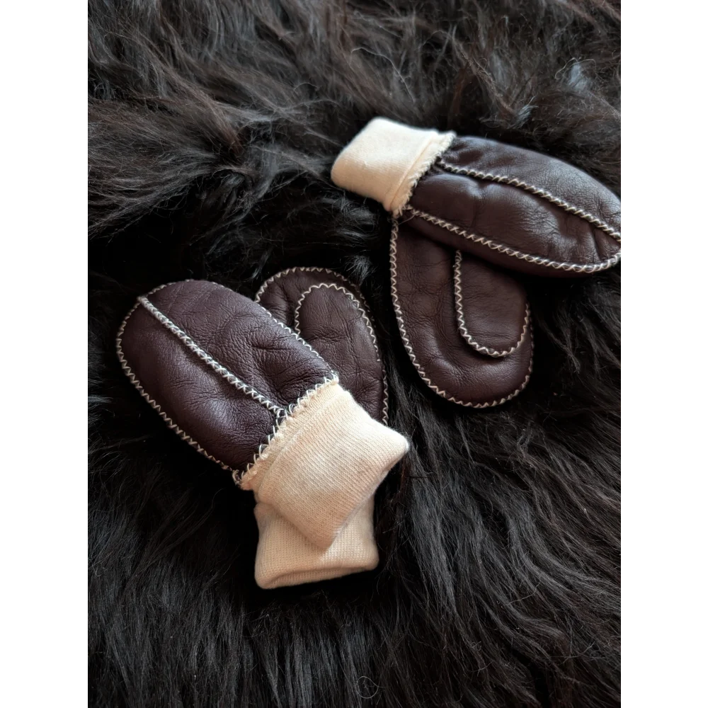 Fabulous sheepskin kids mittens in brown leather with cream lining