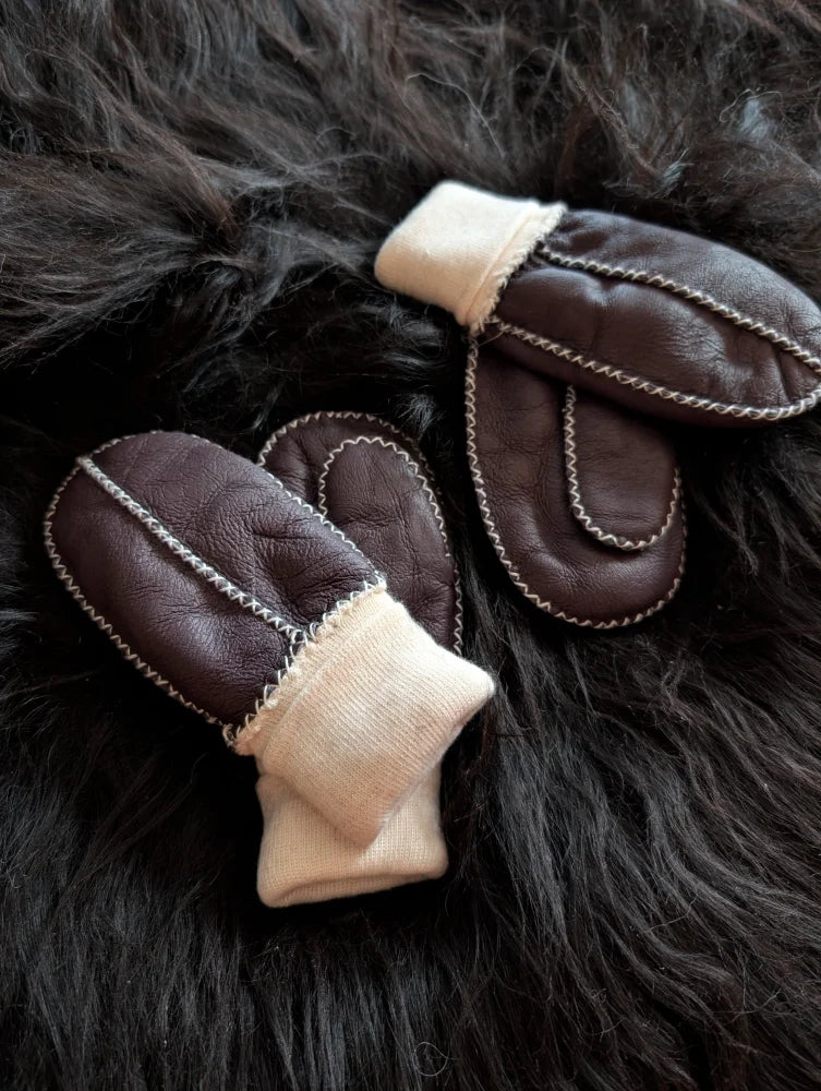 Fabulous sheepskin kids mittens in brown leather with cream lining