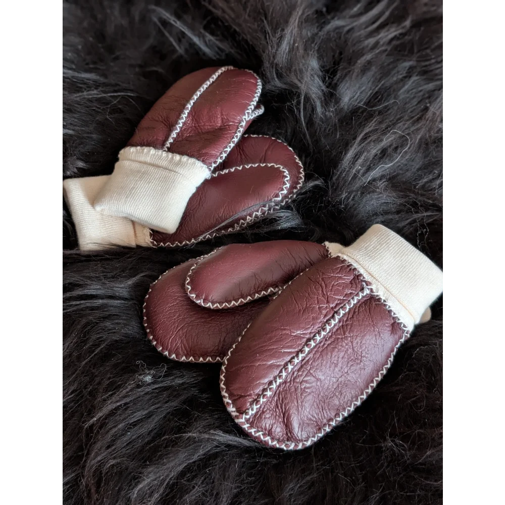 Fabulous sheepskin kids mittens in dark brown leather with cream trim