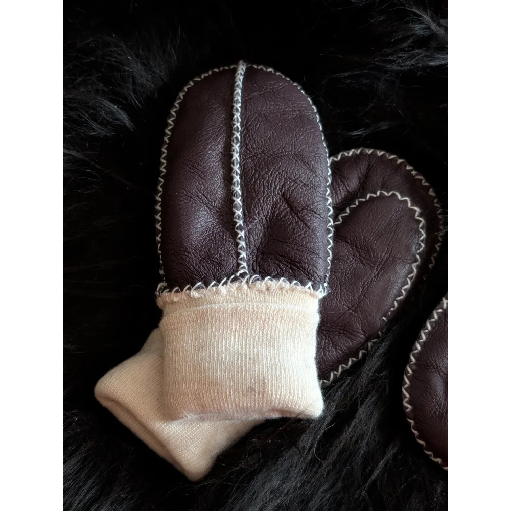 Fabulous sheepskin kids mittens with cream wool lining and white stitching