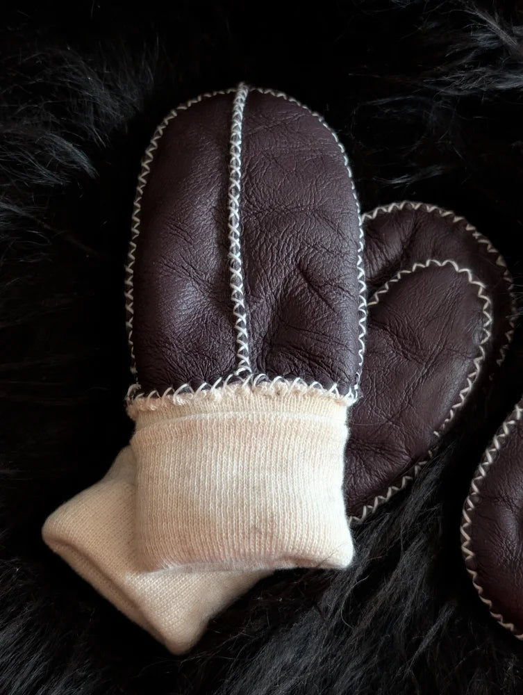 Fabulous sheepskin kids mittens with cream wool lining and white stitching