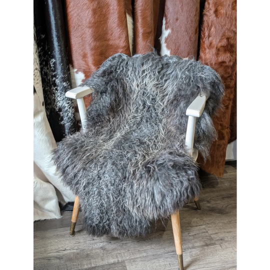 G20 52x31 Gotland sheepskin armchair with grey wool, white arms, wood legs