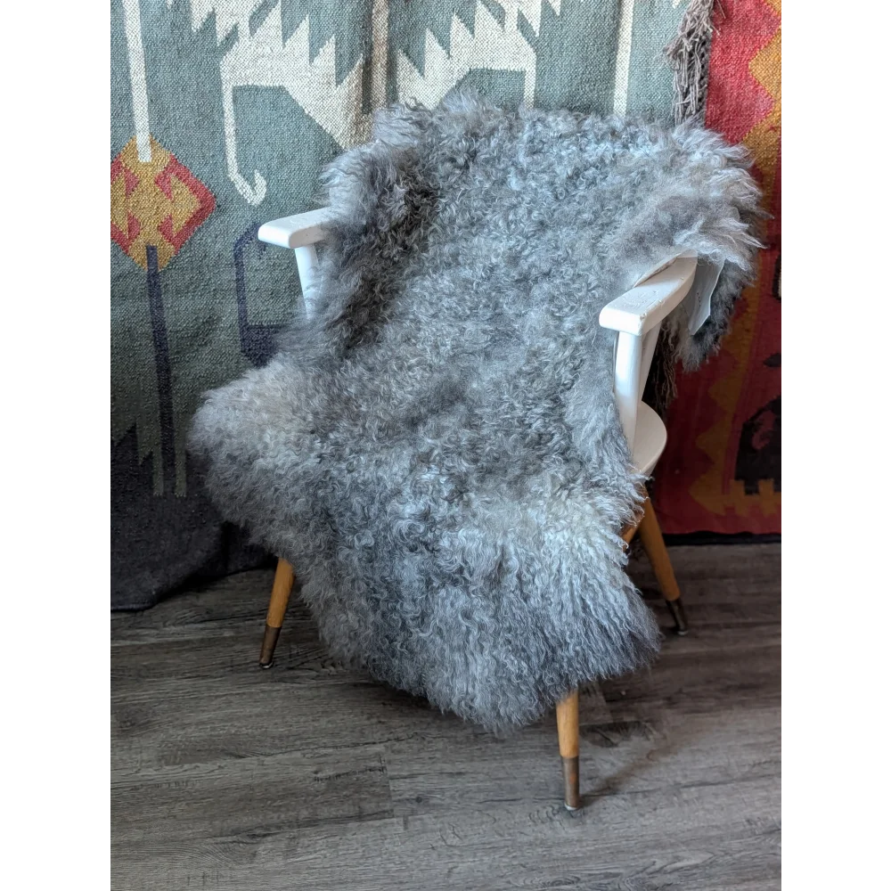 Cozy gotland sheepskin rug on white chair, 52x31 Oliver Luxury Sheepskins