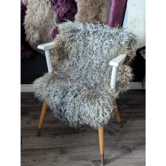 Cozy Gotland sheepskin armchair with wooden legs and white arms, 44x30