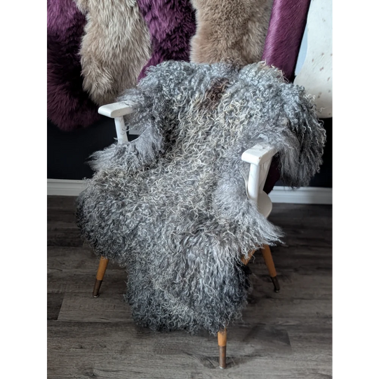 Cozy Gotland sheepskin chair 52x31 with wooden legs and white armrests