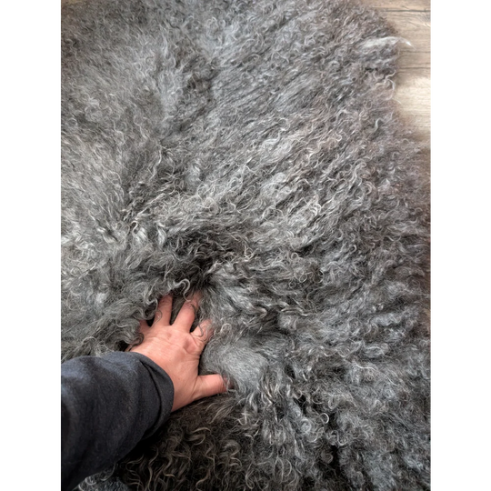 Gotland sheepskin rug 52x31 with curly grey fibers and natural texture
