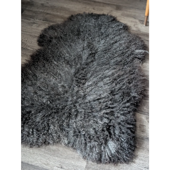 Oliver Luxury Sheepskins Gotland sheepskin 52x31 rug in charcoal gray textured pile