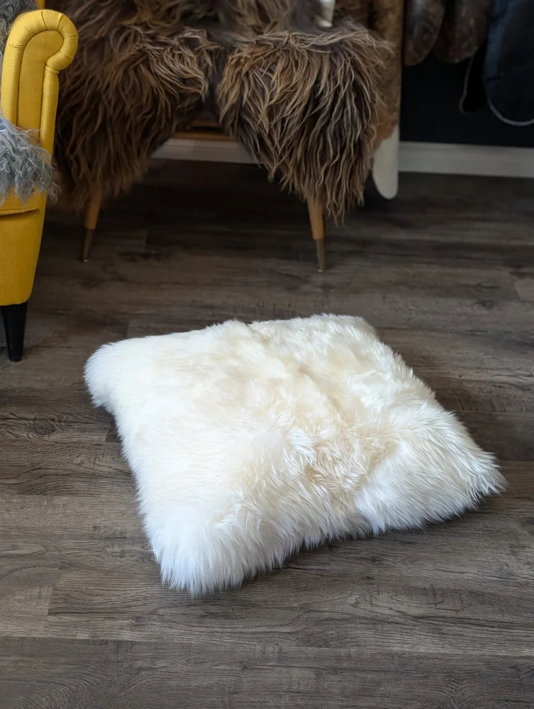 Comfy Canadian sheep’s wool stuffed sheepskin pet bed with natural soft texture