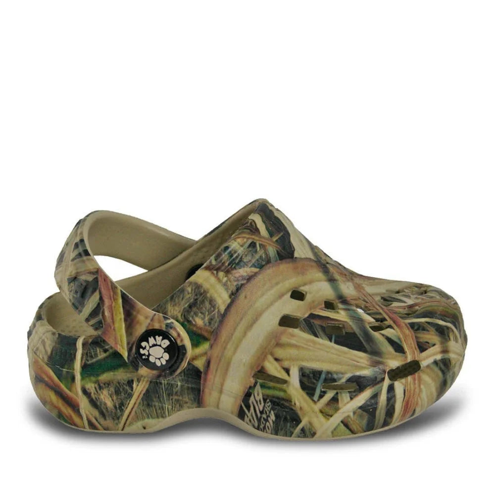 Kids Mossy Oak Beach DAWGS Clogs with olive green palm leaf print